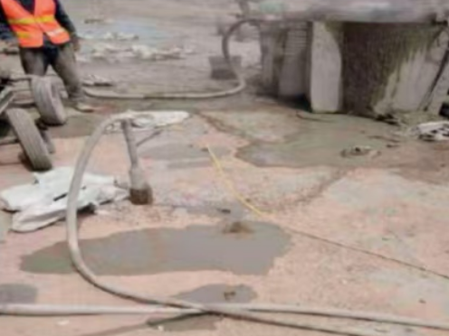 打安镇水泥混凝土路面板底注浆技术 路面脱空注浆整治方案